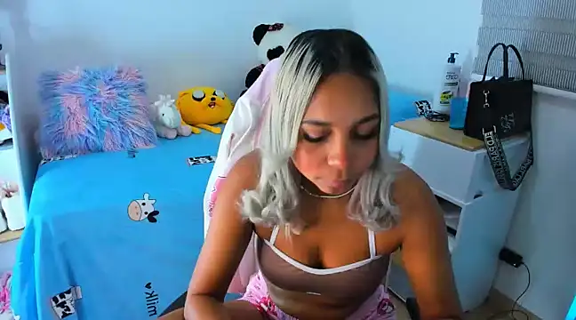 Snapshot of _anhalia chatting on 12/13/24, 01:37 anhalia online show from 12/13/24, 01:37