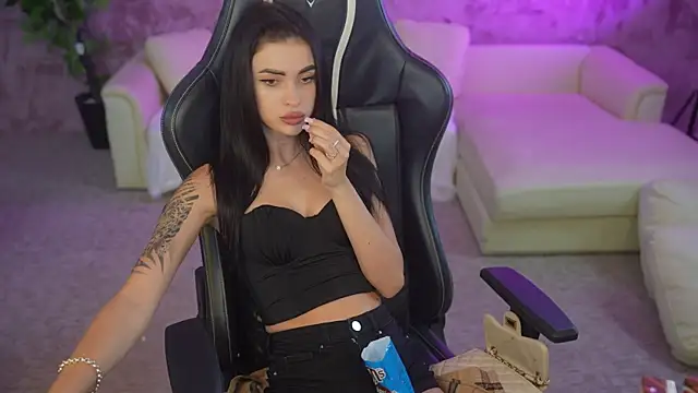 Snapshot of Tina_Breeze chatting on 09/21/25, 02:29 Tina Breeze online show from 09/21/25, 02:29