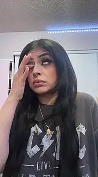 Snapshot of ThickerThanYoBitch chatting on 01/05/25, 03:11 ThickerThanYoBitch online show from 01/05/25, 03:11