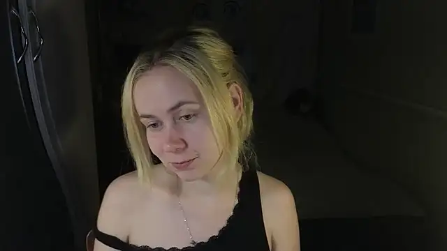 Snapshot of Riley_Roo chatting on 03/05/26, 06:04 Riley Roo online show from 03/05/26, 06:04