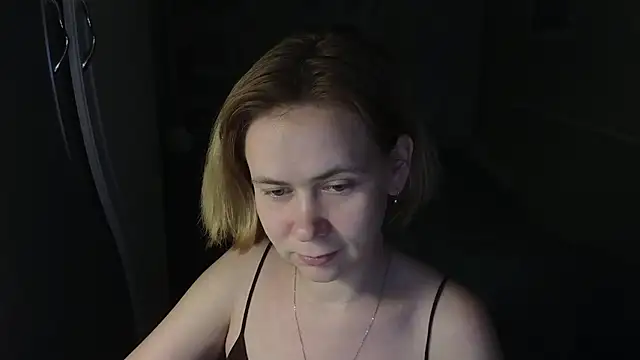 Snapshot of Riley_Roo chatting on 05/17/26, 07:10 Riley Roo online show from 05/17/26, 07:10