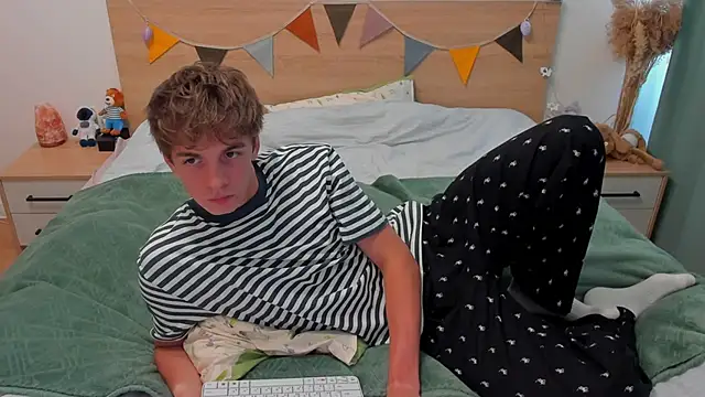 Snapshot of Fandi_777 chatting on 04/20/26, 07:33 Fandi 777 online show from 04/20/26, 07:33