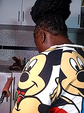 Snapshot of Bella045 chatting on 11/17/25, 12:16 Bella045 online show from 11/17/25, 12:16