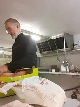 Snapshot of 60philippe chatting on 12/19/24, 10:02 60philippe online show from 12/19/24, 10:02