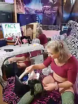 Snapshot of KrystallCox@xh chatting on 12/05/25, 05:20 KrystallCoxxh online show from 12/05/25, 05:20