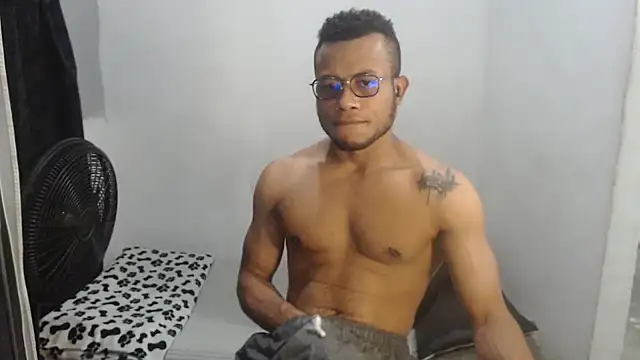 Snapshot of grandominantex1 chatting on 12/13/25, 11:43 grandominantex1 online show from 12/13/25, 11:43