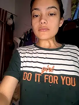 Snapshot of littlemelii chatting on 12/29/24, 08:04 littlemelii online show from 12/29/24, 08:04