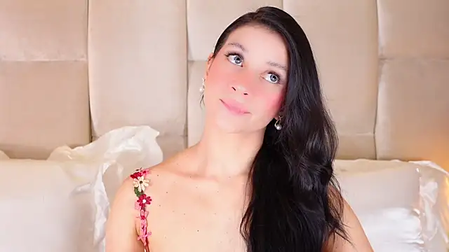 Snapshot of KiraKayleigh1 chatting on 11/24/25, 12:43 KiraKayleigh1 online show from 11/24/25, 12:43