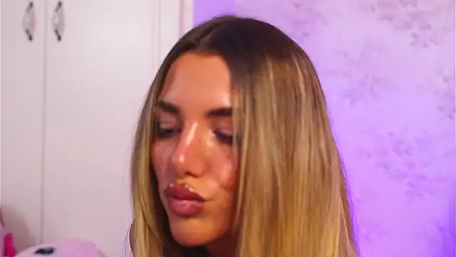 ClaraHazel online show from 10/15/25, 04:45