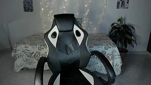 Riana Kean online show from 10/31/25, 03:07