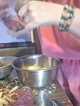 Snapshot of _Kitti_ chatting on 11/18/25, 03:38 Kitti online show from 11/18/25, 03:38