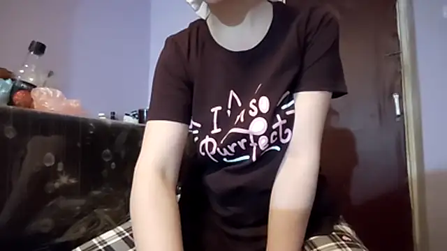 Snapshot of _Kitti_ chatting on 12/14/25, 08:02 Kitti online show from 12/14/25, 08:02