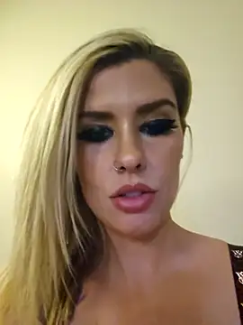 Snapshot of ellieconradxo chatting on 12/25/24, 06:31 ellieconradxo online show from 12/25/24, 06:31