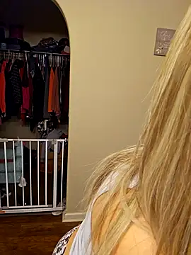 Snapshot of ellieconradxo chatting on 01/29/25, 04:15 ellieconradxo online show from 01/29/25, 04:15