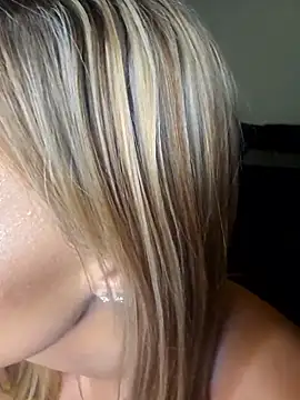 Snapshot of ellieconradxo chatting on 09/20/25, 03:07 ellieconradxo online show from 09/20/25, 03:07