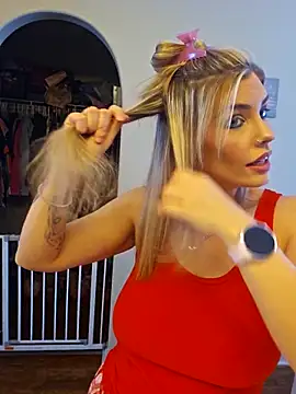 Snapshot of ellieconradxo chatting on 12/15/25, 04:44 ellieconradxo online show from 12/15/25, 04:44