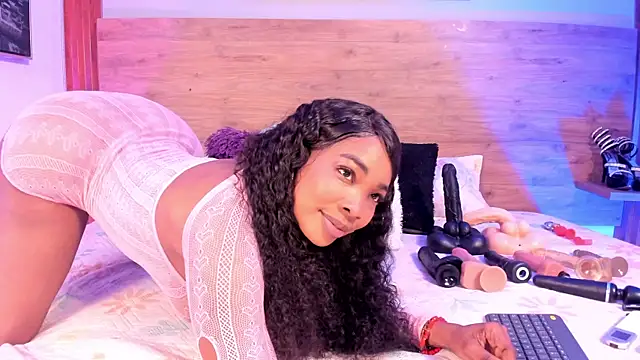 Aliisson Cruz online show from 11/04/25, 12:37