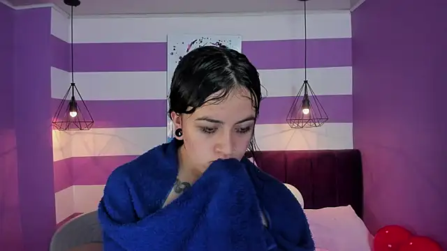 Snapshot of Alli_cooper chatting on 02/14/25, 01:13 Alli cooper online show from 02/14/25, 01:13