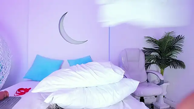 Snapshot of MiaCollson chatting on 03/04/25, 08:27 MiaCollson online show from 03/04/25, 08:27