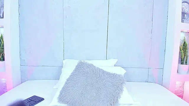 Snapshot of MiaCollson chatting on 10/06/25, 05:43 MiaCollson online show from 10/06/25, 05:43