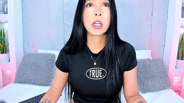 Snapshot of MiaCollson chatting on 11/14/25, 05:33 MiaCollson online show from 11/14/25, 05:33