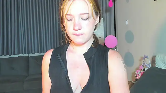 HanahCute online show from 03/20/25, 09:24