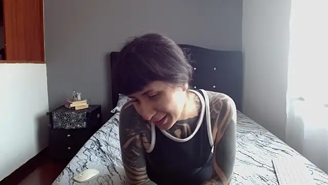 Emilia 1995 online show from 11/10/25, 02:16