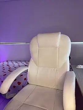 Snapshot of nyna_1 chatting on 09/24/25, 10:35 nyna 1 online show from 09/24/25, 10:35