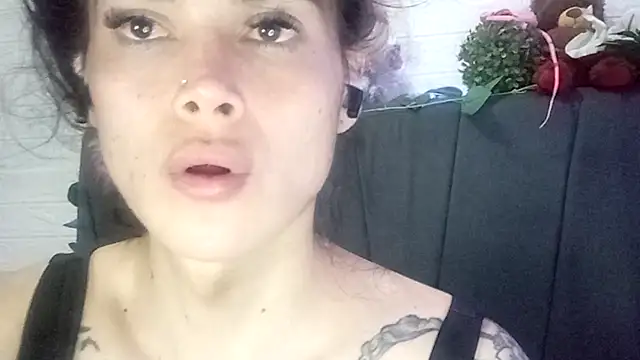 Snapshot of Devilnia9 chatting on 10/17/25, 08:11 Devilnia9 online show from 10/17/25, 08:11