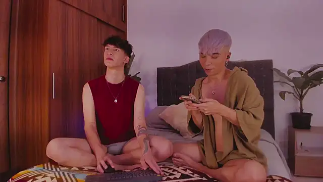 Snapshot of 2gays_1Str8 chatting on 12/01/24, 08:09 2gays 1Str8 online show from 12/01/24, 08:09