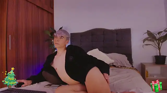 Snapshot of 2gays_1Str8 chatting on 12/18/24, 08:47 2gays 1Str8 online show from 12/18/24, 08:47