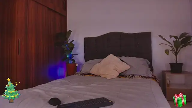 Snapshot of 2gays_1Str8 chatting on 12/22/24, 08:25 2gays 1Str8 online show from 12/22/24, 08:25