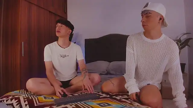 Snapshot of 2gays_1Str8 chatting on 12/28/24, 09:51 2gays 1Str8 online show from 12/28/24, 09:51