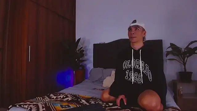 Snapshot of 2gays_1Str8 chatting on 01/05/25, 01:35 2gays 1Str8 online show from 01/05/25, 01:35