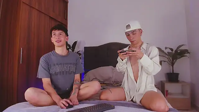 Snapshot of 2gays_1Str8 chatting on 01/23/25, 02:02 2gays 1Str8 online show from 01/23/25, 02:02