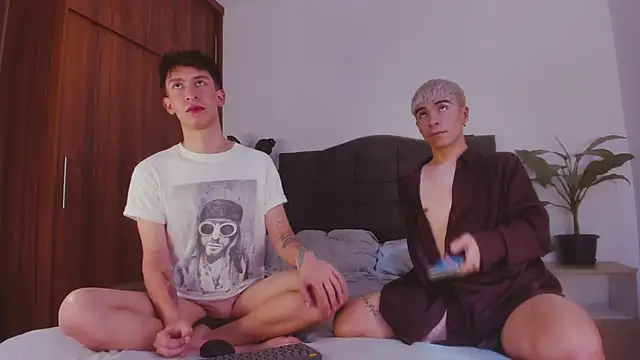 Snapshot of 2gays_1Str8 chatting on 02/22/25, 08:42 2gays 1Str8 online show from 02/22/25, 08:42