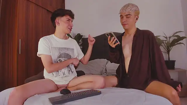 Snapshot of 2gays_1Str8 chatting on 02/23/25, 02:51 2gays 1Str8 online show from 02/23/25, 02:51