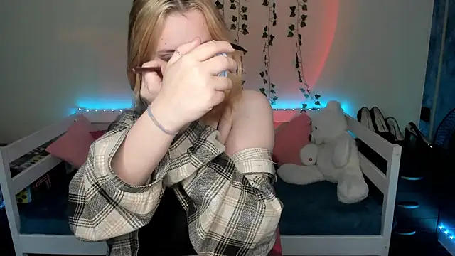 Emily Gin online show from 10/10/25, 02:43