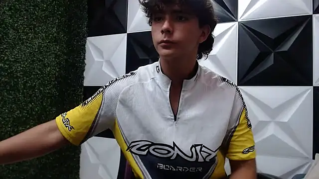 Snapshot of Dani_cumboy chatting on 12/06/24, 01:51 Dani cumboy online show from 12/06/24, 01:51