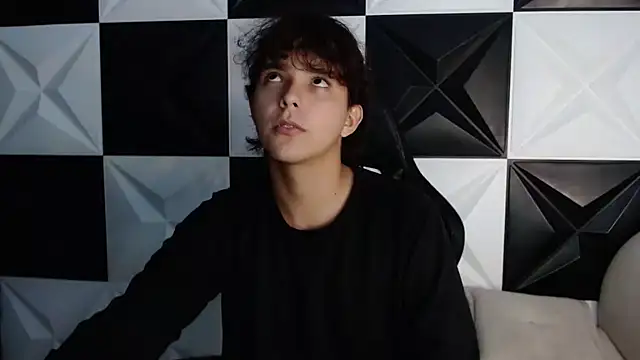 Snapshot of Dani_cumboy chatting on 12/13/24, 01:37 Dani cumboy online show from 12/13/24, 01:37