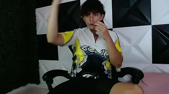 Snapshot of Dani_cumboy chatting on 12/19/24, 04:56 Dani cumboy online show from 12/19/24, 04:56