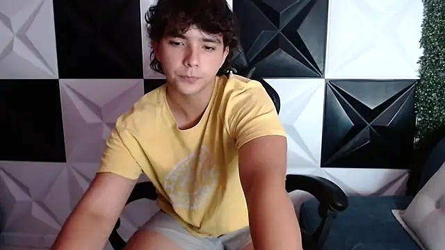 Snapshot of Dani_cumboy chatting on 01/05/25, 04:36 Dani cumboy online show from 01/05/25, 04:36