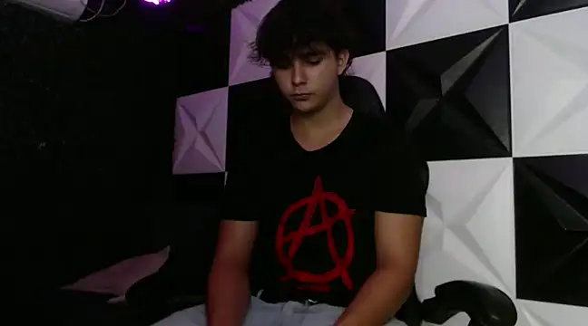 Snapshot of Dani_cumboy chatting on 01/07/25, 02:53 Dani cumboy online show from 01/07/25, 02:53