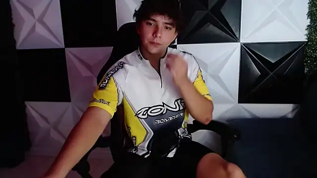 Snapshot of Dani_cumboy chatting on 01/10/25, 02:57 Dani cumboy online show from 01/10/25, 02:57