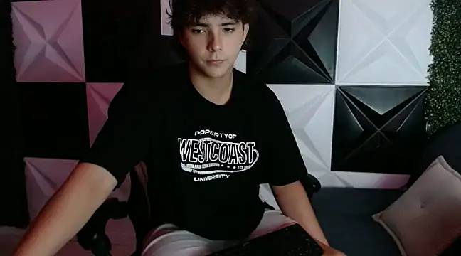 Snapshot of Dani_cumboy chatting on 01/12/25, 03:28 Dani cumboy online show from 01/12/25, 03:28