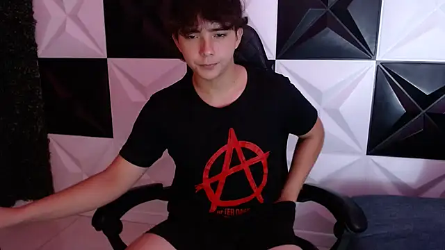 Snapshot of Dani_cumboy chatting on 01/19/25, 03:29 Dani cumboy online show from 01/19/25, 03:29