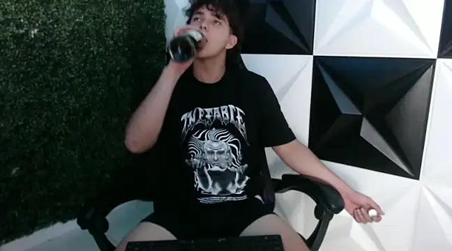 Snapshot of Dani_cumboy chatting on 02/04/25, 04:15 Dani cumboy online show from 02/04/25, 04:15