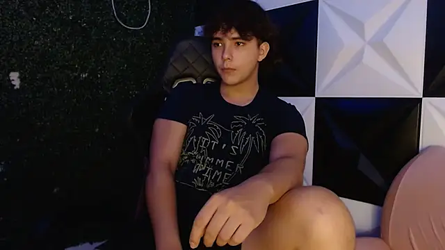 Snapshot of Dani_cumboy chatting on 02/19/25, 02:44 Dani cumboy online show from 02/19/25, 02:44