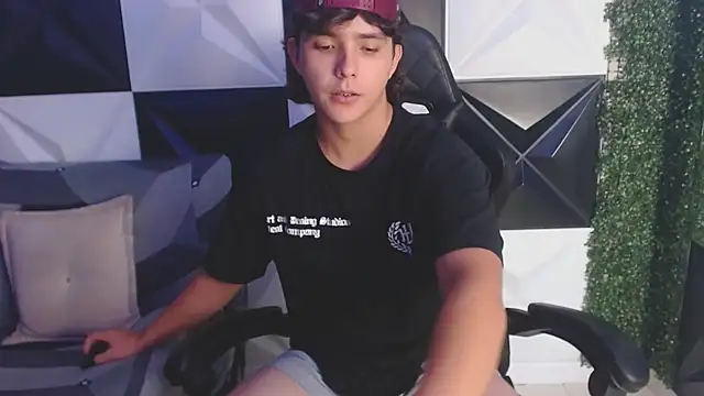 Snapshot of Dani_cumboy chatting on 03/20/25, 02:40 Dani cumboy online show from 03/20/25, 02:40