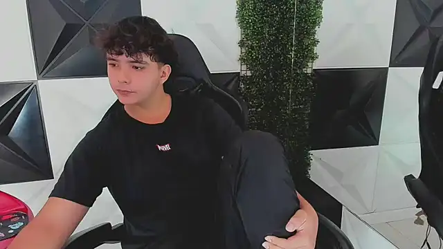 Snapshot of Dani_cumboy chatting on 09/30/25, 02:33 Dani cumboy online show from 09/30/25, 02:33